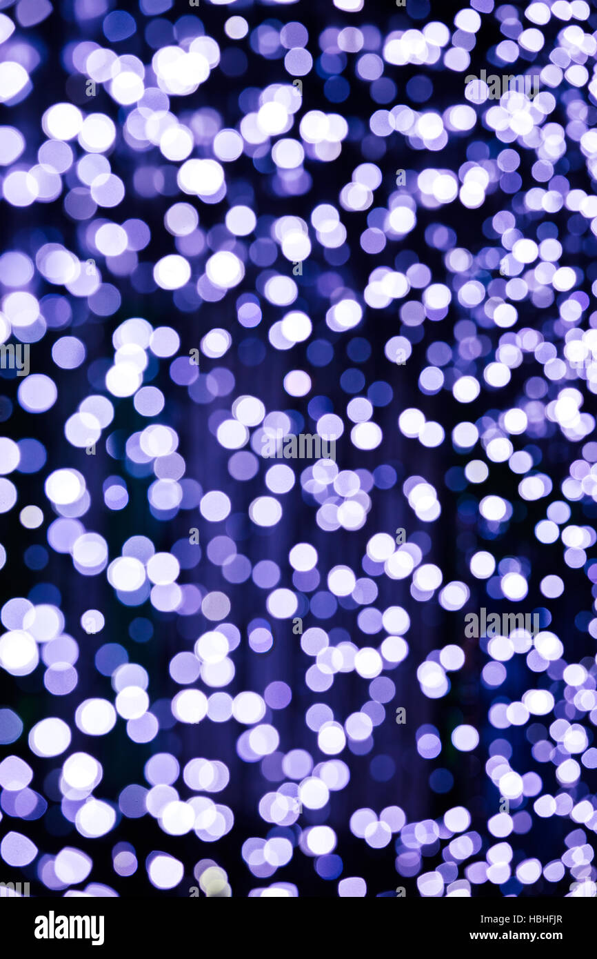hoch defokussierten Weihnachtsbeleuchtung Dekoration blau auf schwarzem Hintergrund Stockfoto