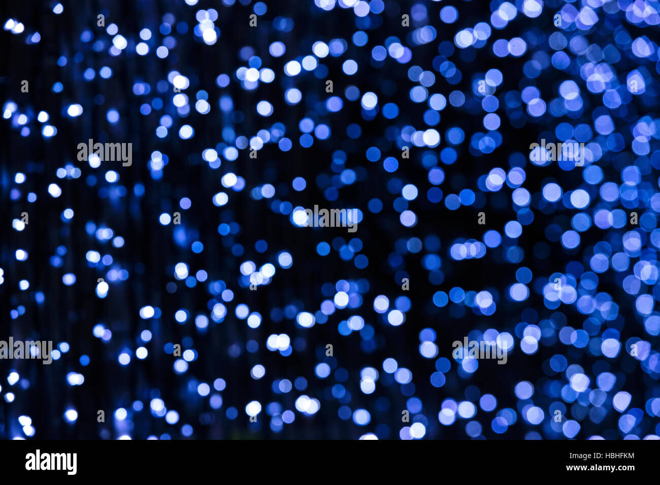 unscharfen Muster von blauen Weihnachtsbeleuchtung auf schwarzem Hintergrund Stockfoto