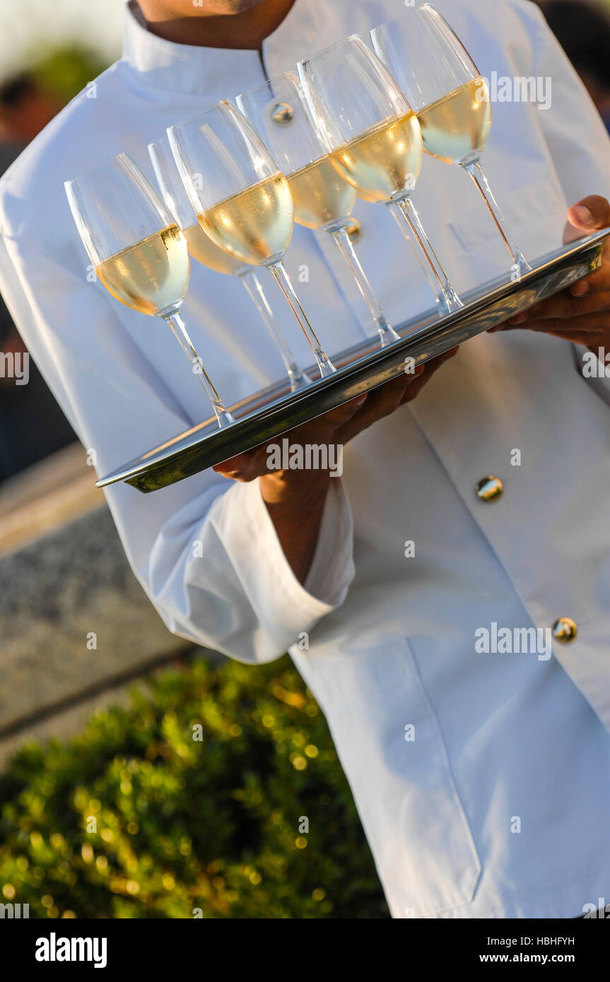 Professionellen männlichen Kellner in Uniform mit Champagner, Dri Stockfoto