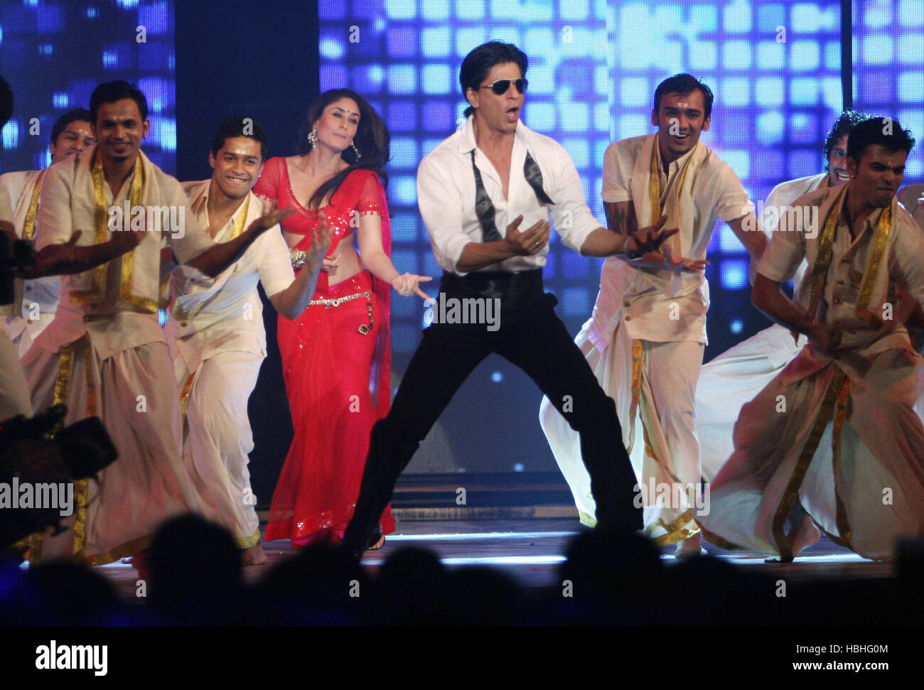 Shah Rukh Khan, indischer Bollywood-Schauspieler, der mit der Schauspielerin Kareena Kapoor zur Filmförderung Ra.one in der Filmstadt in Mumbai Indien tanzt Stockfoto