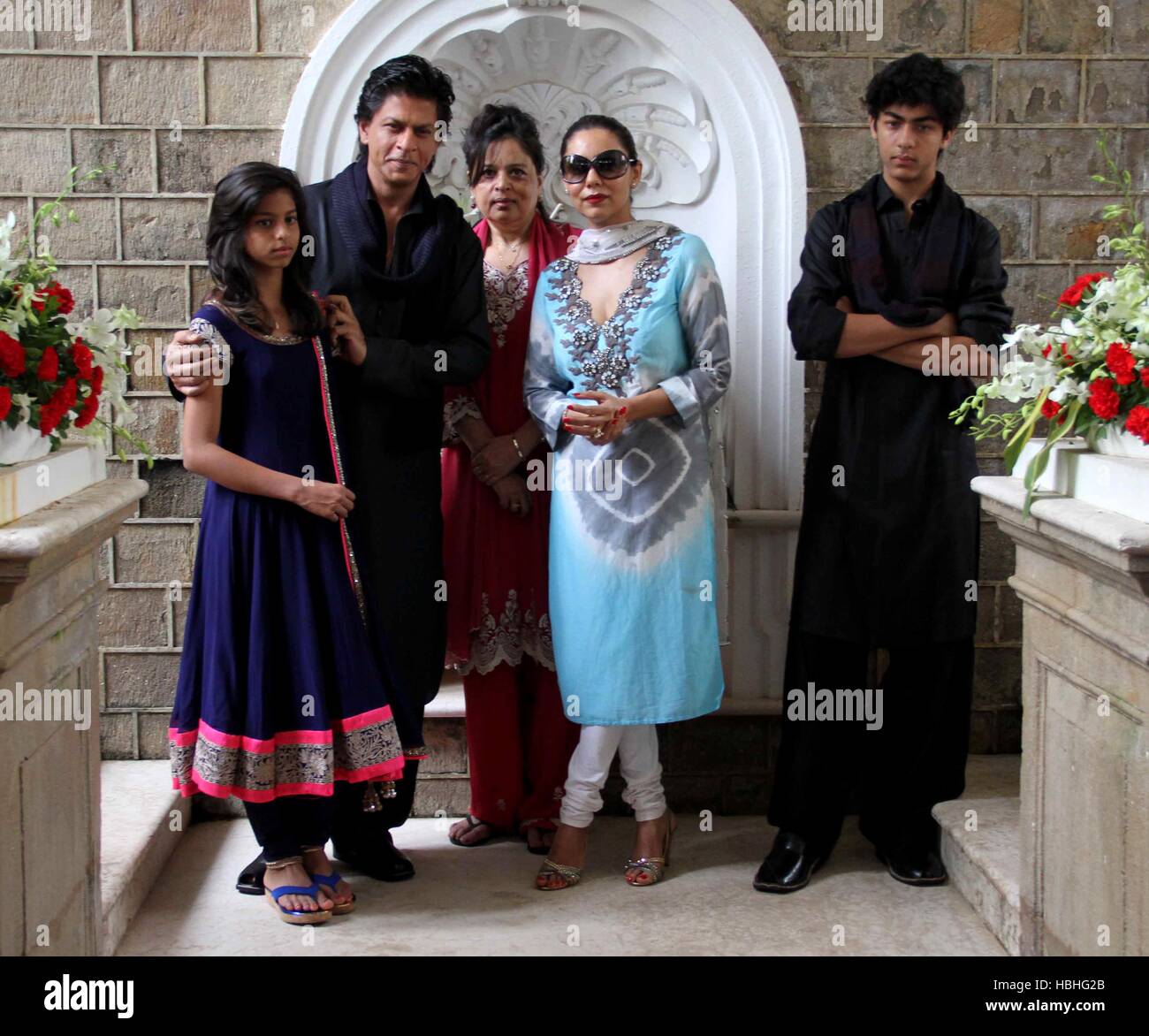 Indischer Bollywood-Schauspieler Shah Rukh Khan mit Familie Suhana Khan, Tochter Shahnaz Lalarukh, Schwester, Gauri Khan, Ehefrau und Sohn Aryan Khan, in seinem Haus Mannat, Bandra, Mumbai, Indien, indische Familie Stockfoto