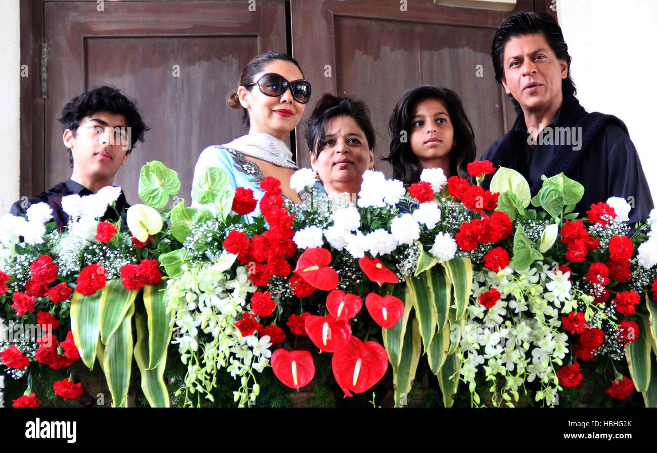 Familie Aryan Khan, Sohn, Gauri Khan, Frau, Shahnaz Lalarukh, Schwester, Suhana Khan, Tochter, und Shah Rukh Khan, indisches Bollywood-Schauspielerporträt, in seinem Wohnsitz Mannat, Bandra, Mumbai, Indien Stockfoto