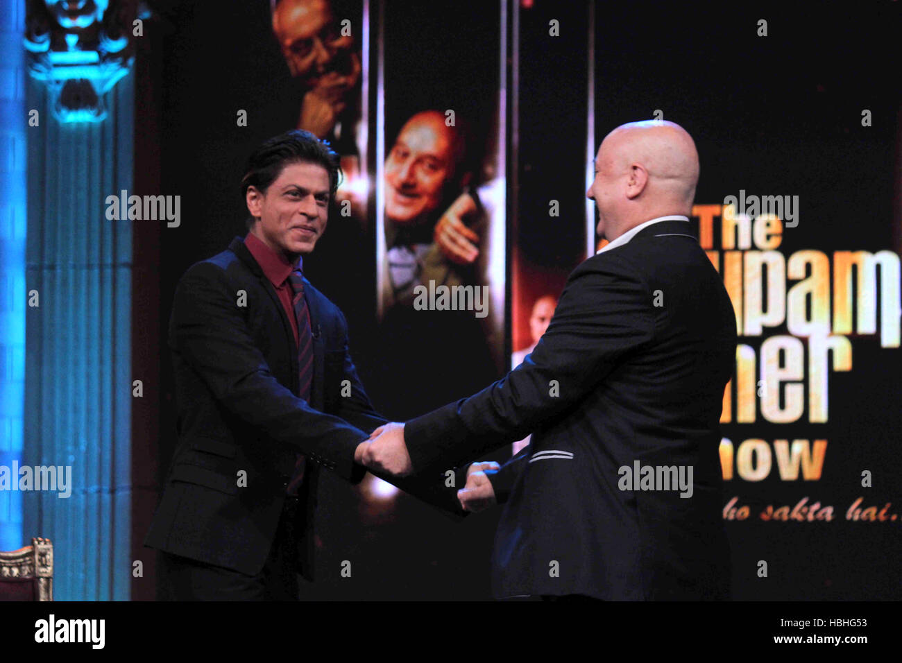 Anupam Kher begrüßt Shahrukh Khan bei Fernsehsendungen Kuch Bhi Ho Sakta Hai in Mumbai Indien Stockfoto