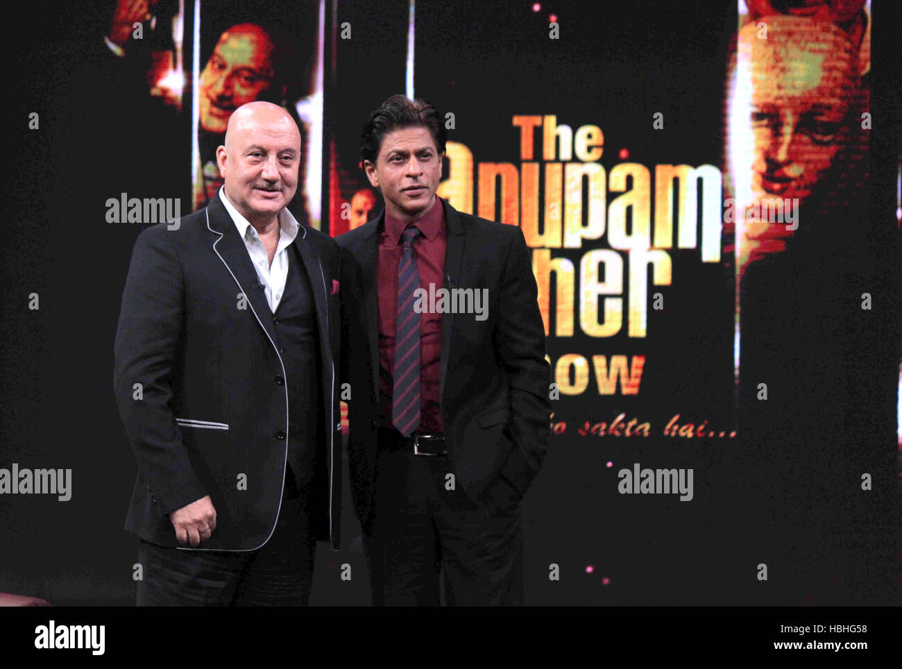 Anupam Kher mit Shahrukh Khan auf den Fernseh-Sets Kuch Bhi Ho Sakta Hai in Mumbai Indien Stockfoto