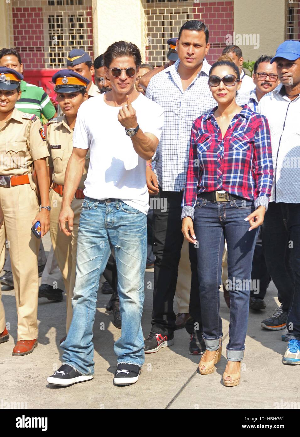 Shahrukh Khan und seine Frau Gauri Khan nach der Wahl in Maharashtra State Assembly Wahlen in Mumbai Indien Stockfoto