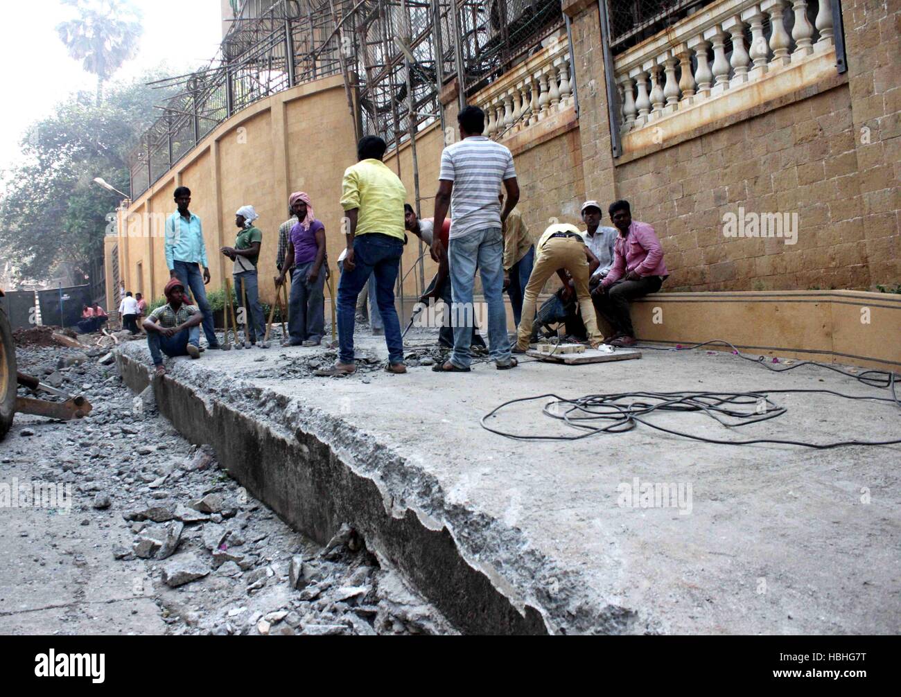 BMC Bombay Municipal Corporation bricht die Rampe außerhalb des Bollywood-Schauspielers Shah Rukh Khan bungalow Manlat in Bandra Mumbai, Indien Stockfoto