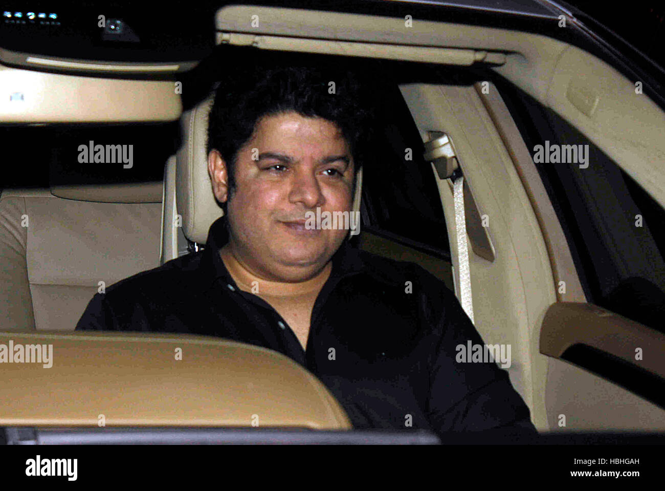 Sajid Khan, indischer Bollywood-Regisseur, Filmemacher, Drehbuchautor, Schauspieler, Moderator und Talkshow-Gastgeber kommt für Shah Rukh Khan Party in seinem Botungalow Manlat in Mumbai, Indien Stockfoto