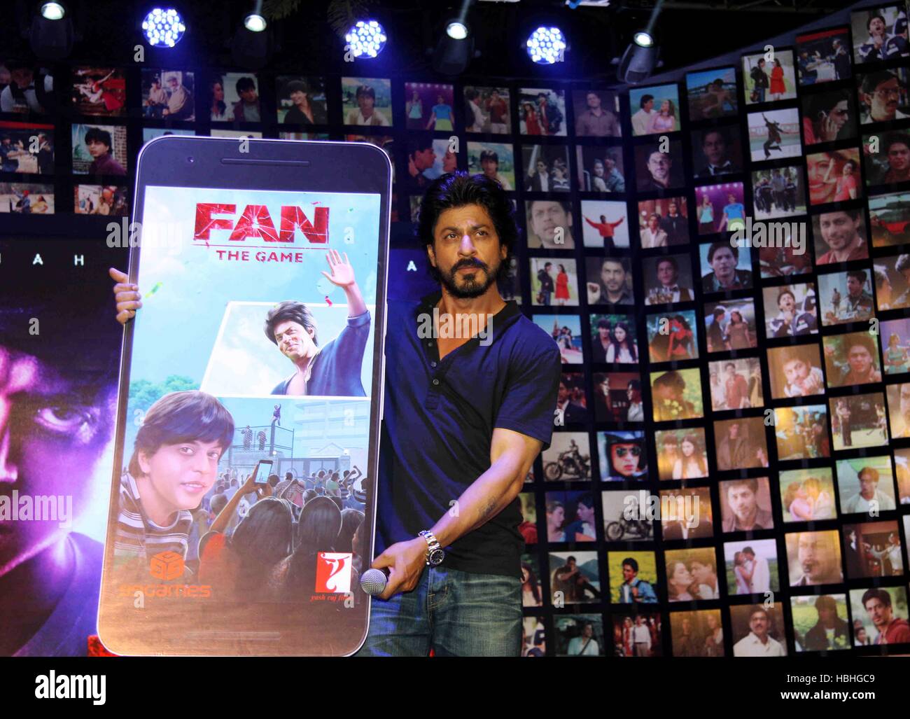 Shahrukh Khan zeigt Fanplakat, indischer Bollywood-Schauspieler beim Start von Film Fan in Mumbai, Indien Stockfoto