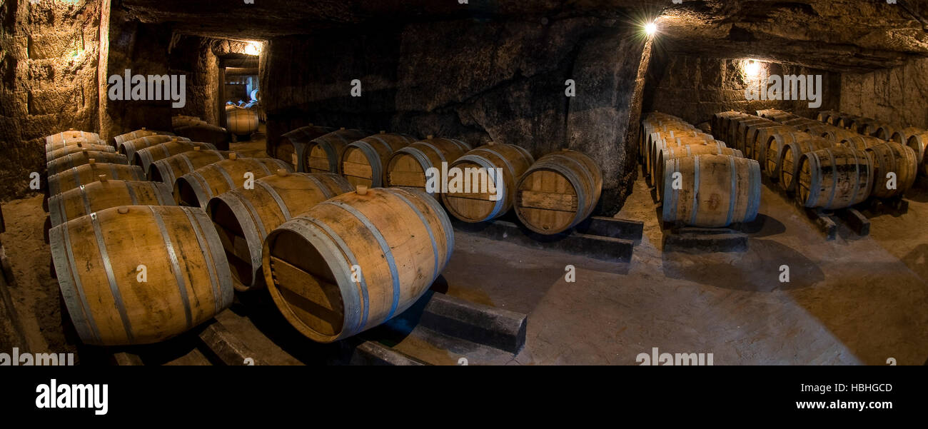 Fässer im Keller, Weingut in Bordeaux, Frankreich Stockfoto