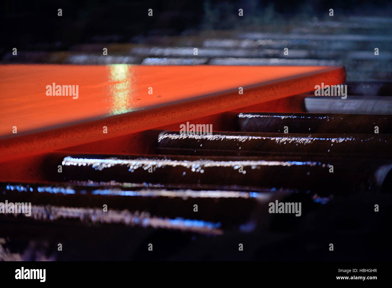 Heißen Stahlplatte auf Förderband Stockfoto