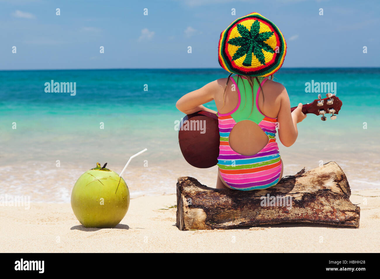 Wenig Gluckliches Baby In Rastaman Hut Viel Spass Reggae Musik Auf Hawaii Gitarre Entspannen Am Strand Spielen Kinder Gesunde Lebensweise Stockfotografie Alamy