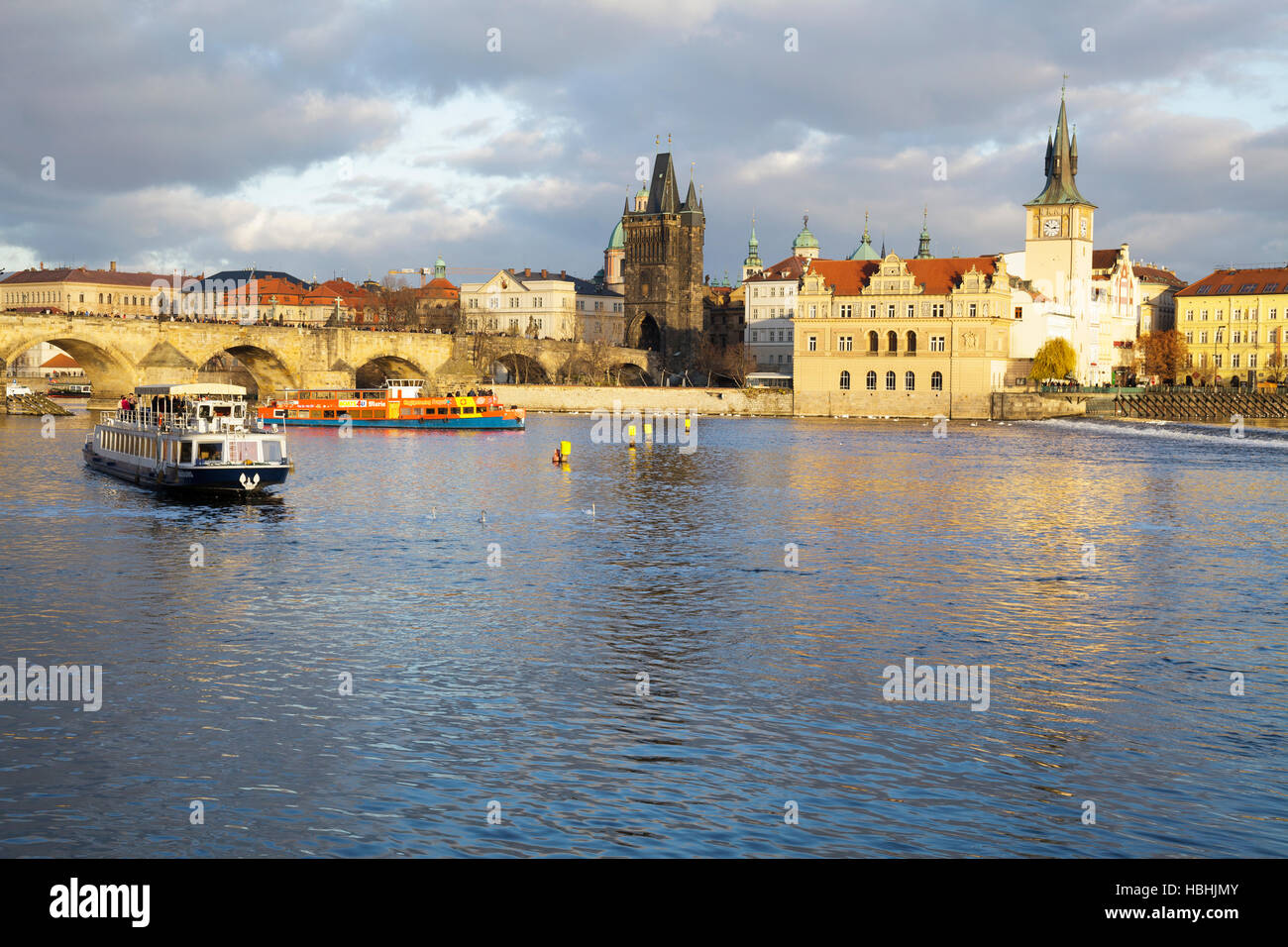 Ausflugsboote am Fluss Moldau von der Karlsbrücke und der Altstadt, Prag, Tschechische Republik Stockfoto