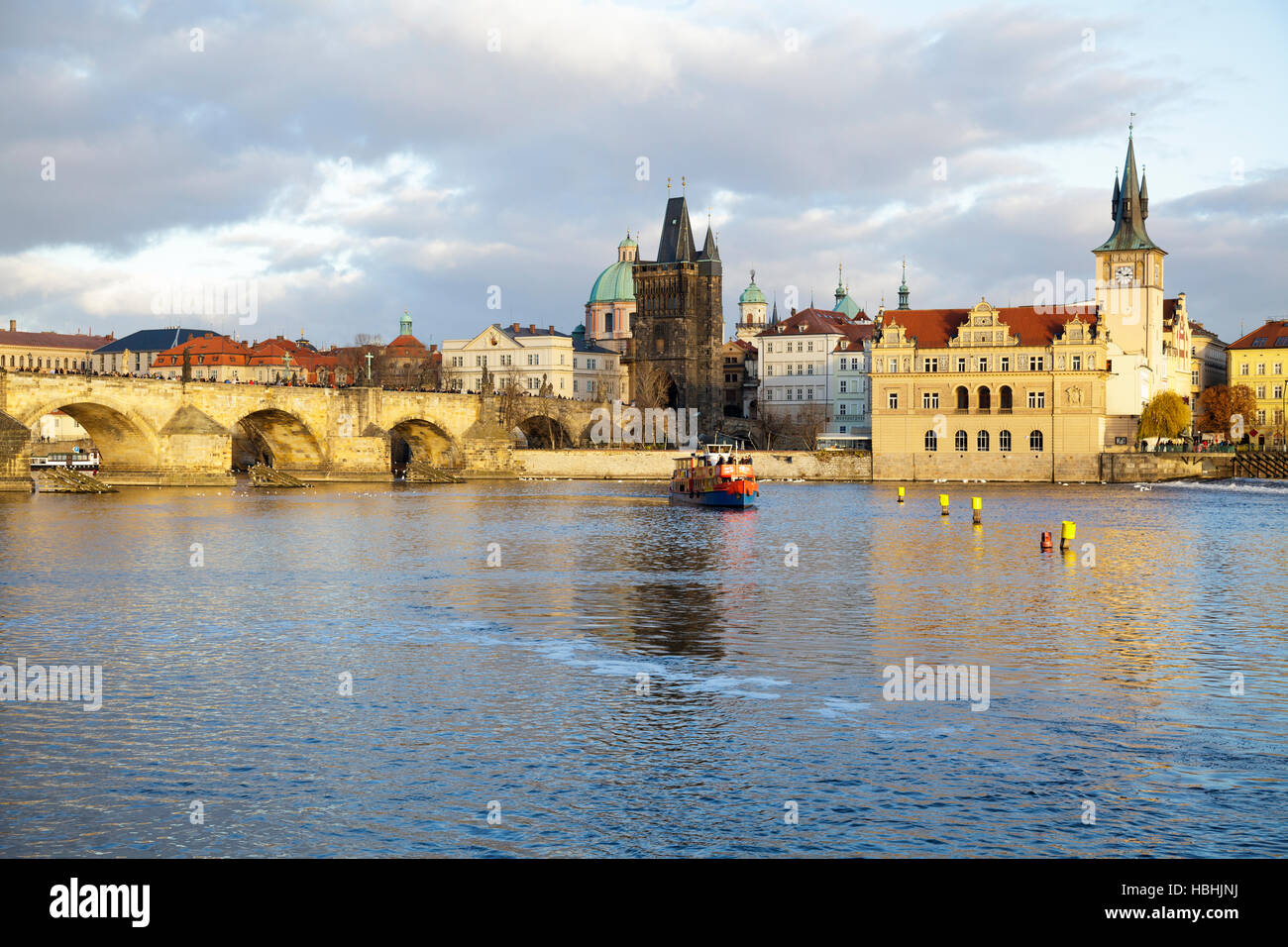 Ausflugsboote am Fluss Moldau von der Karlsbrücke und der Altstadt, Prag, Tschechische Republik Stockfoto