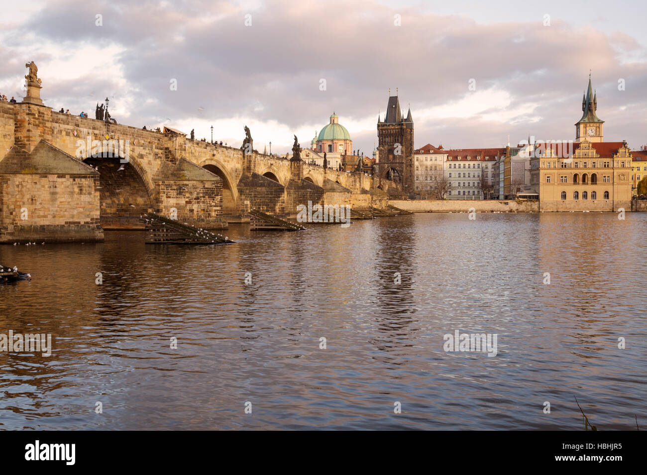 Blick auf die Karlsbrücke mit dem Vlatva Fluss und die Altstadt, Prag, Tschechische Republik Stockfoto