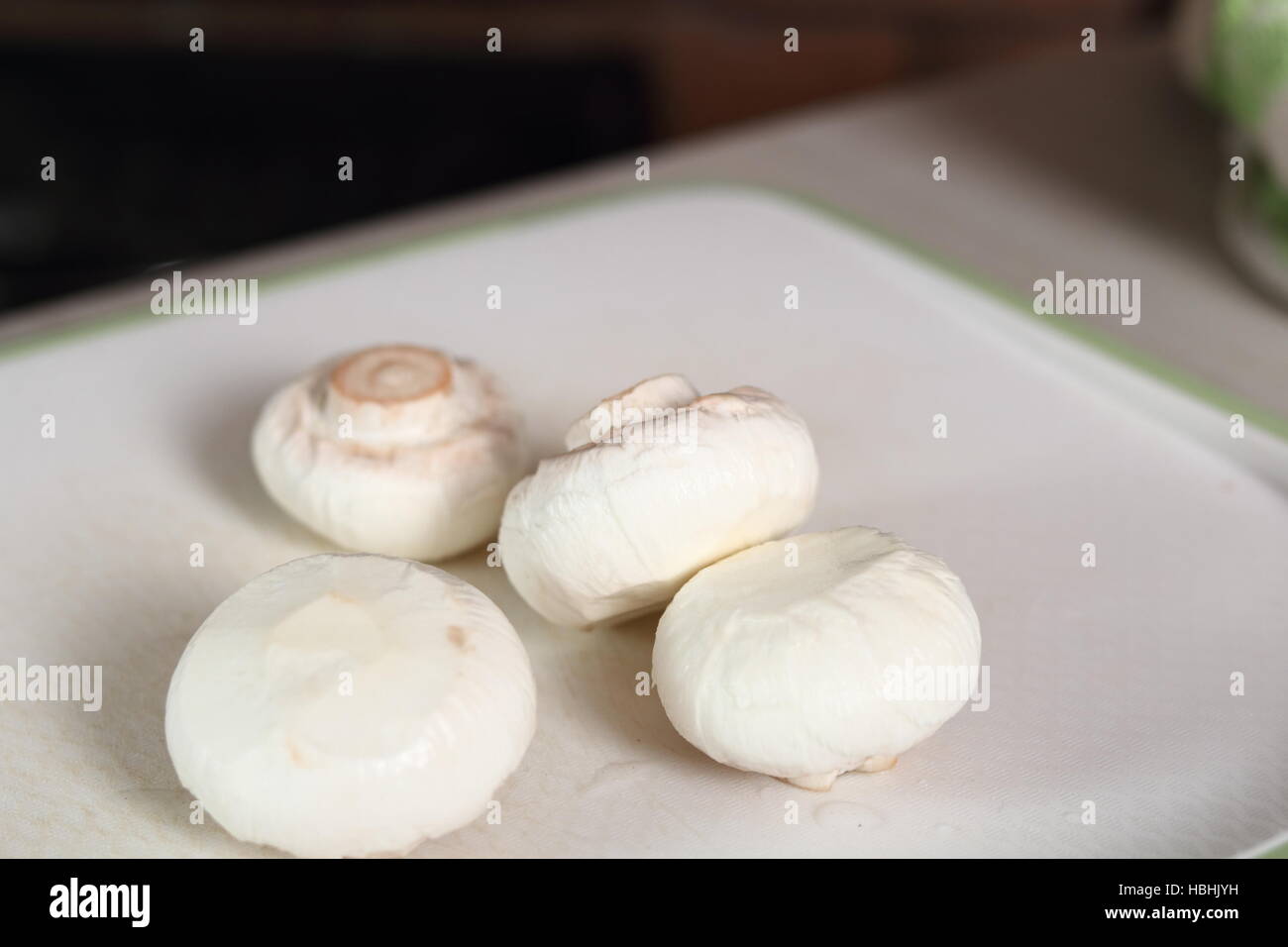 Geschälte Pilze. Huhn, Käse und Lauch-Paket-Serie zu machen. Stockfoto