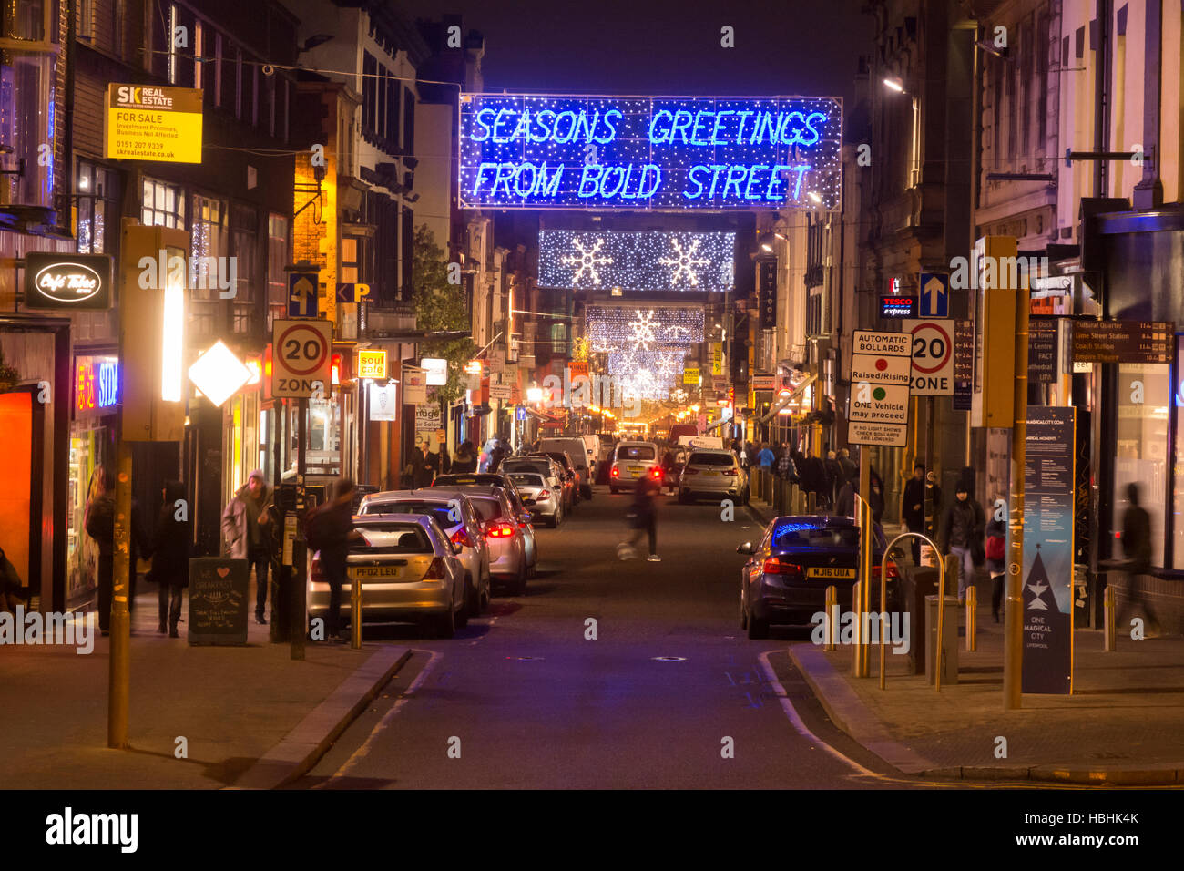 Bold Street, eine lebendige multikulturelle Gegend in Liverpool in der Nacht. Stockfoto