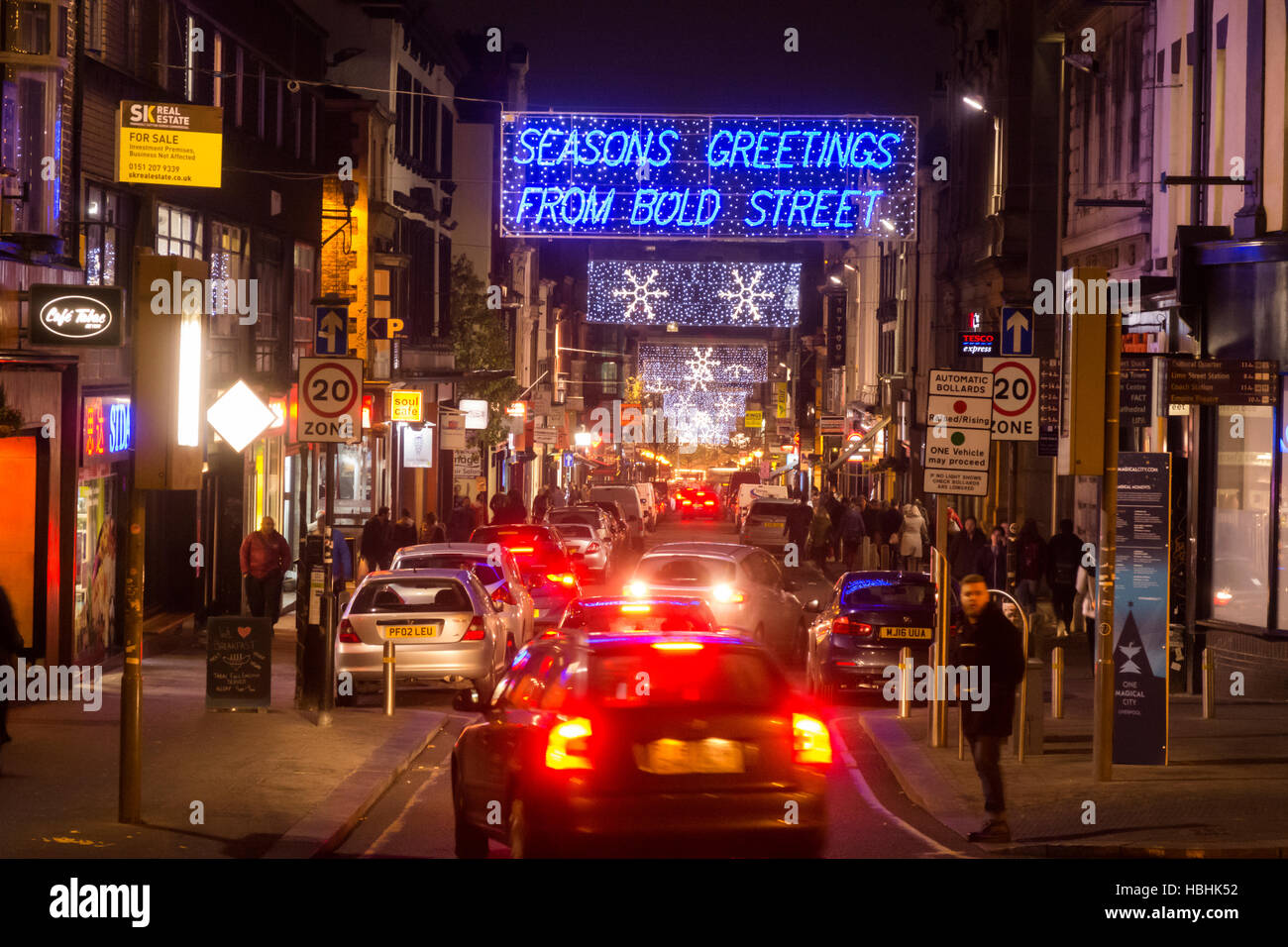 Bold Street, eine lebendige multikulturelle Gegend in Liverpool in der Nacht. Stockfoto