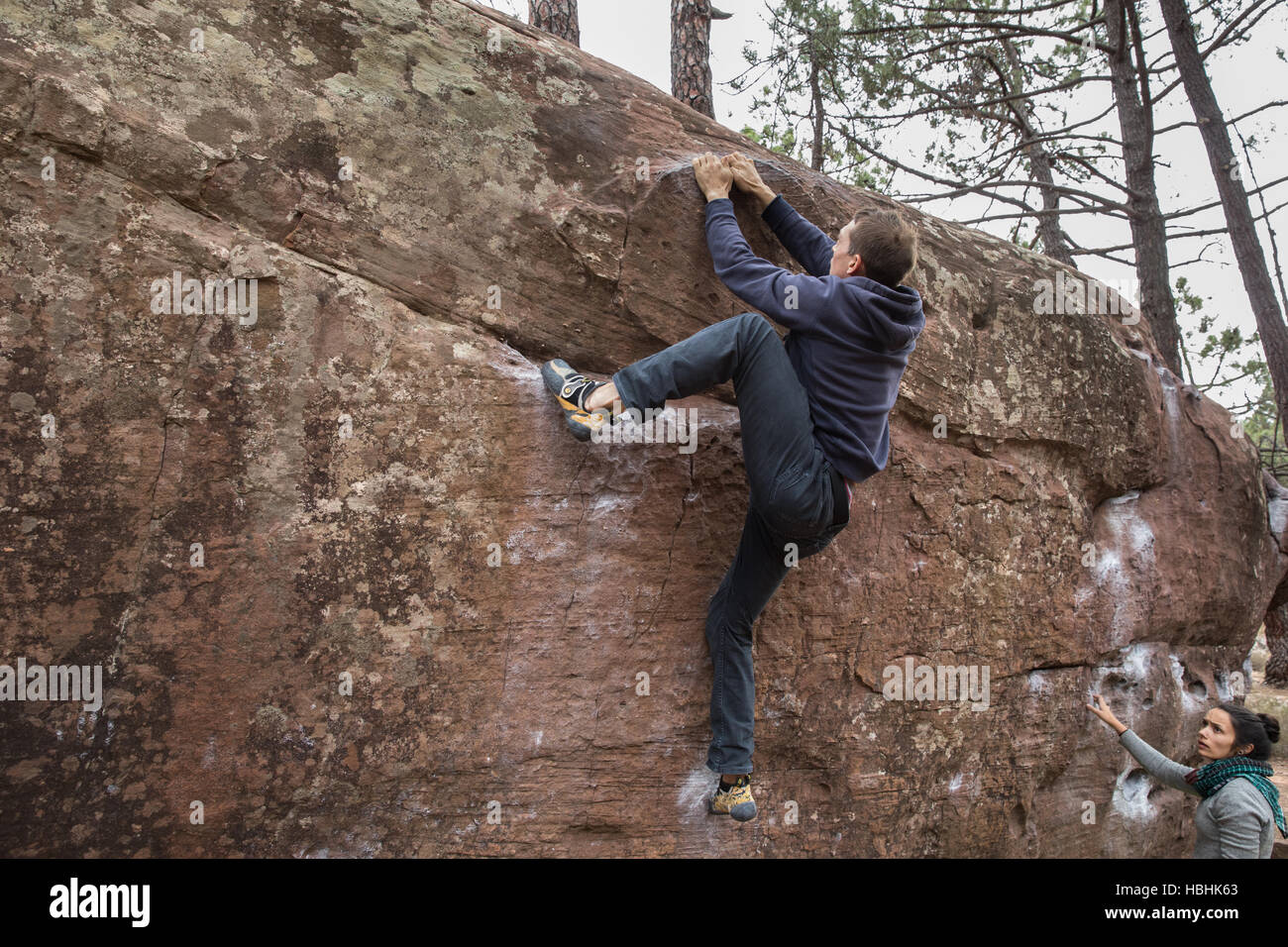 Klettern im Wald von Albarracin in Spanien Stockfoto