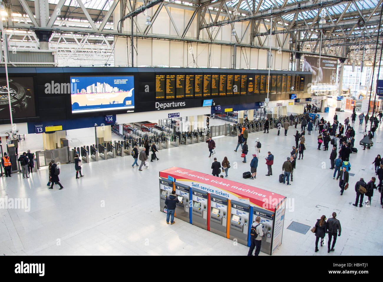 Anzeigentafel am Bahnhof Waterloo, Waterloo, London Borough of Lambeth, Greater London, England, Vereinigtes Königreich Stockfoto