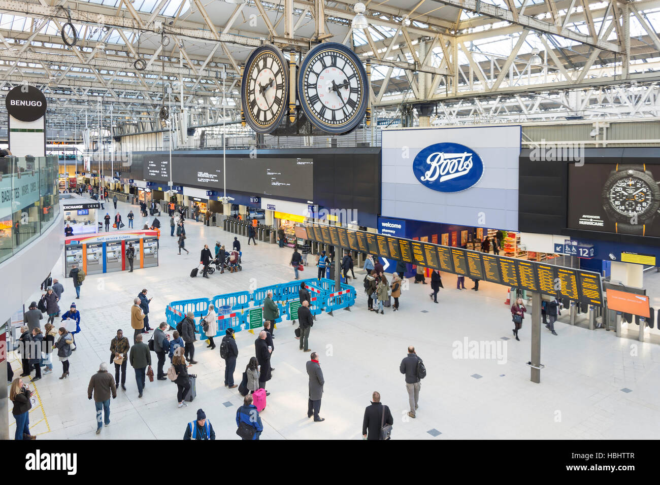 Anzeigentafel am Bahnhof Waterloo, Waterloo, London Borough of Lambeth, Greater London, England, Vereinigtes Königreich Stockfoto