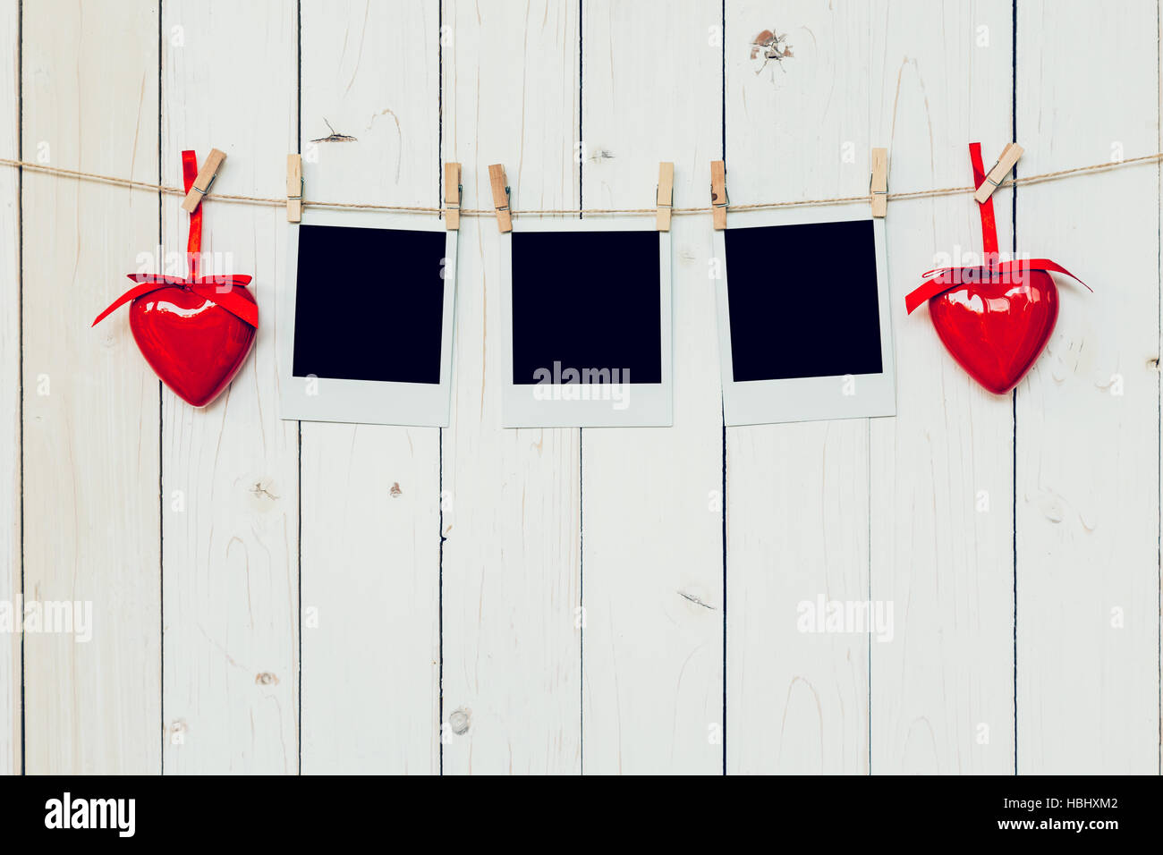 drei Foto-Frame leer und roten Herzen hängen weiße Holz Hintergrund mit Raum Stockfoto
