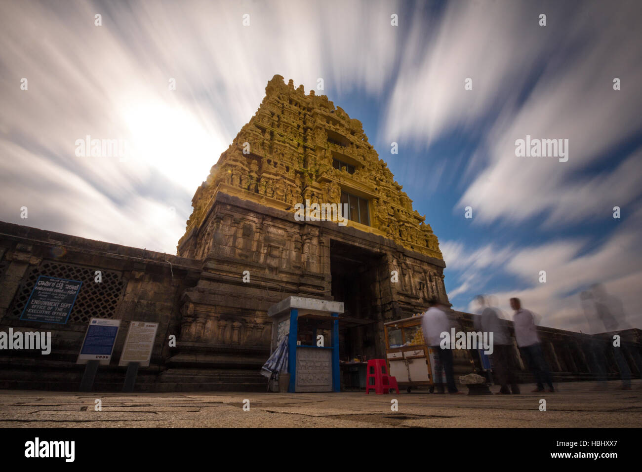 Eingangstor des Chennakesava-Tempels, Belur, mit Wolken im Hintergrund bewegen. Karnataka, Indien Stockfoto