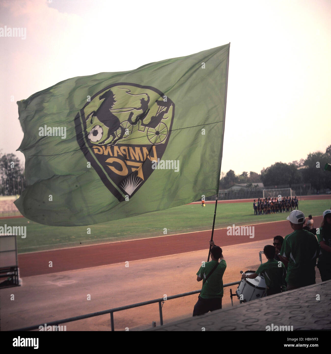 LAMPANG, THAILAND - 11 Februar: Ein unbekannter Mann winkt eine Lampang FC-Fahne ein Spiel 11. Februar 2012 in Lampang, Thailand. Stockfoto