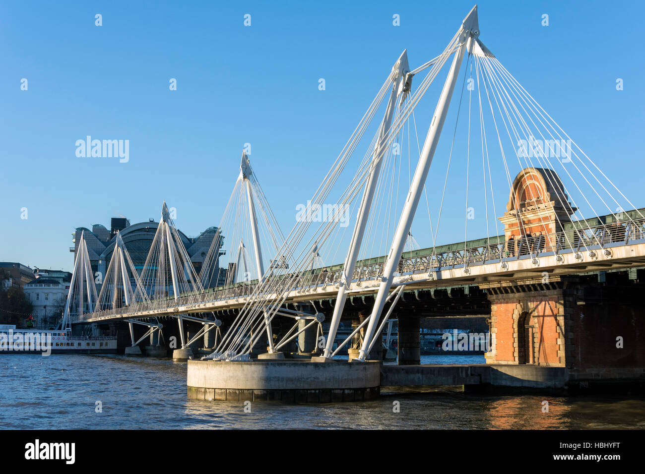 Hungerford Brücke und Golden Jubilee Fußgängerbrücke über die Themse, London Borough von Lambeth, Greater London, England, Vereinigtes Königreich Stockfoto