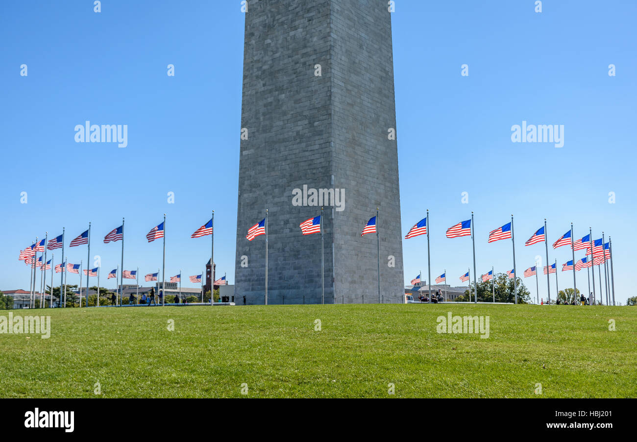 Fahnen, die rings um die Basis des Washington Monument Stockfoto