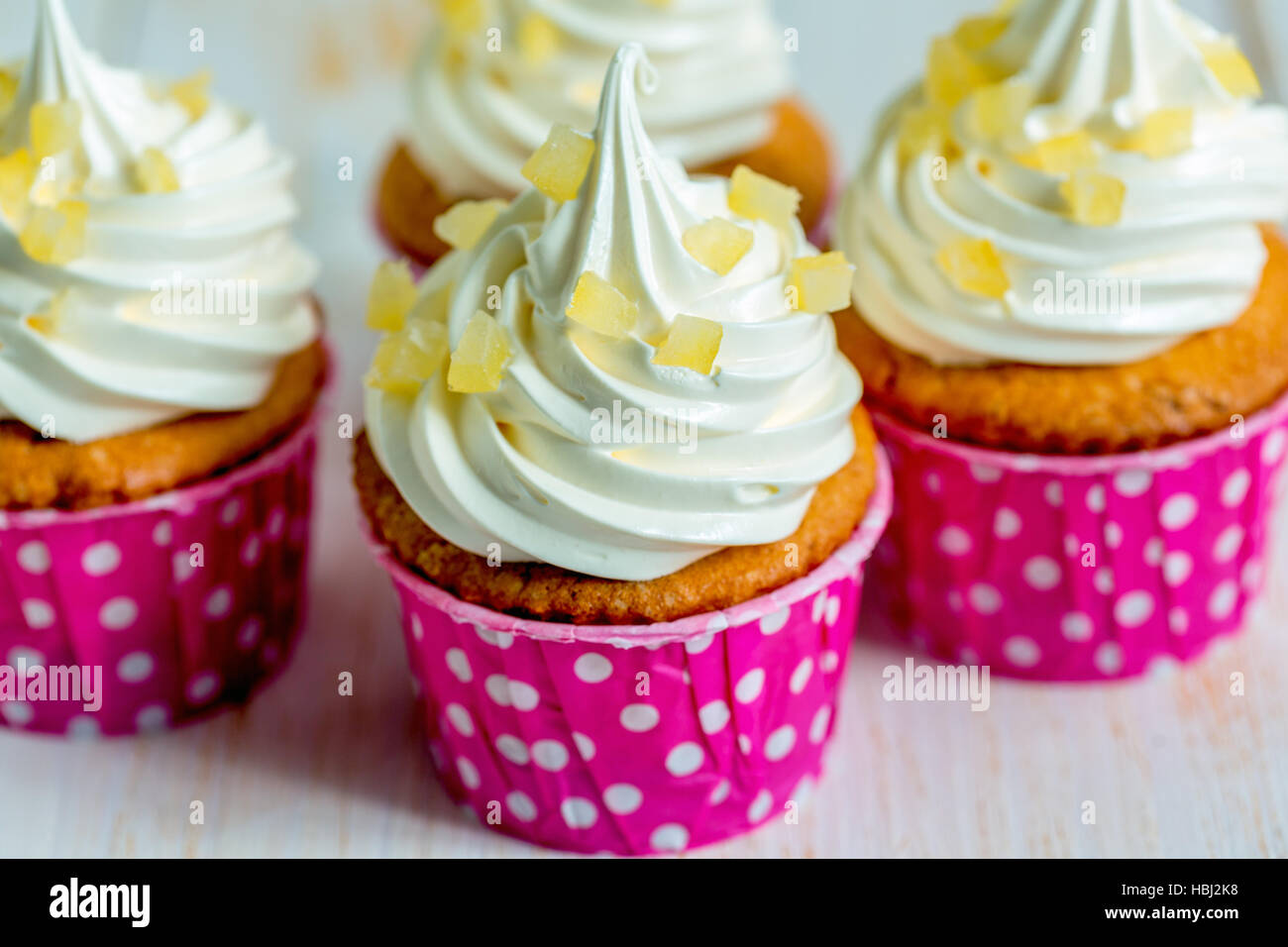 Cupcakes mit Schweizer Meringue. Stockfoto