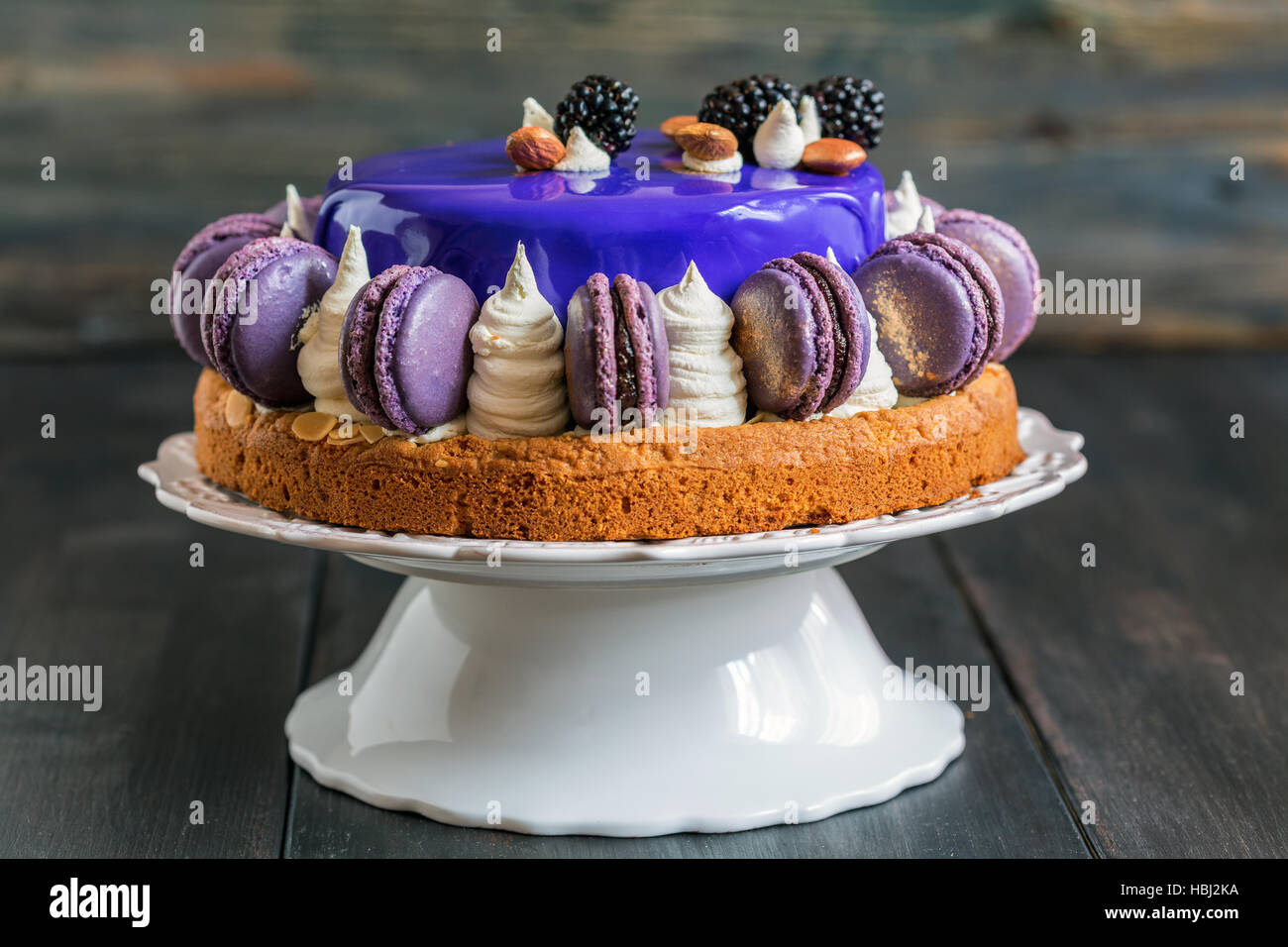 Mousse-Torte mit einer glatten farbige Glasur. Stockfoto