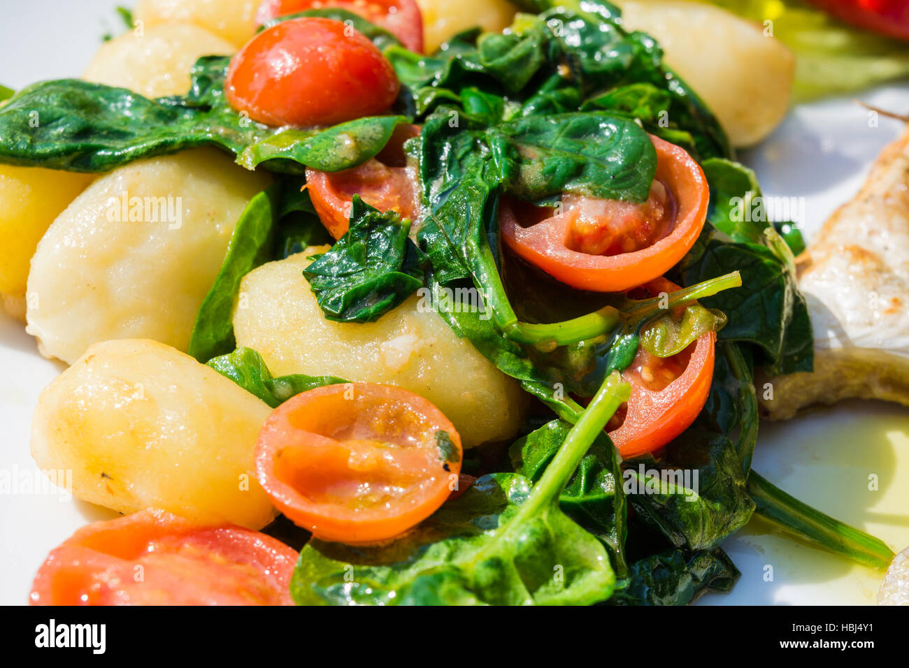 Kartoffeln mit Spinat und Tomaten. Stockfoto