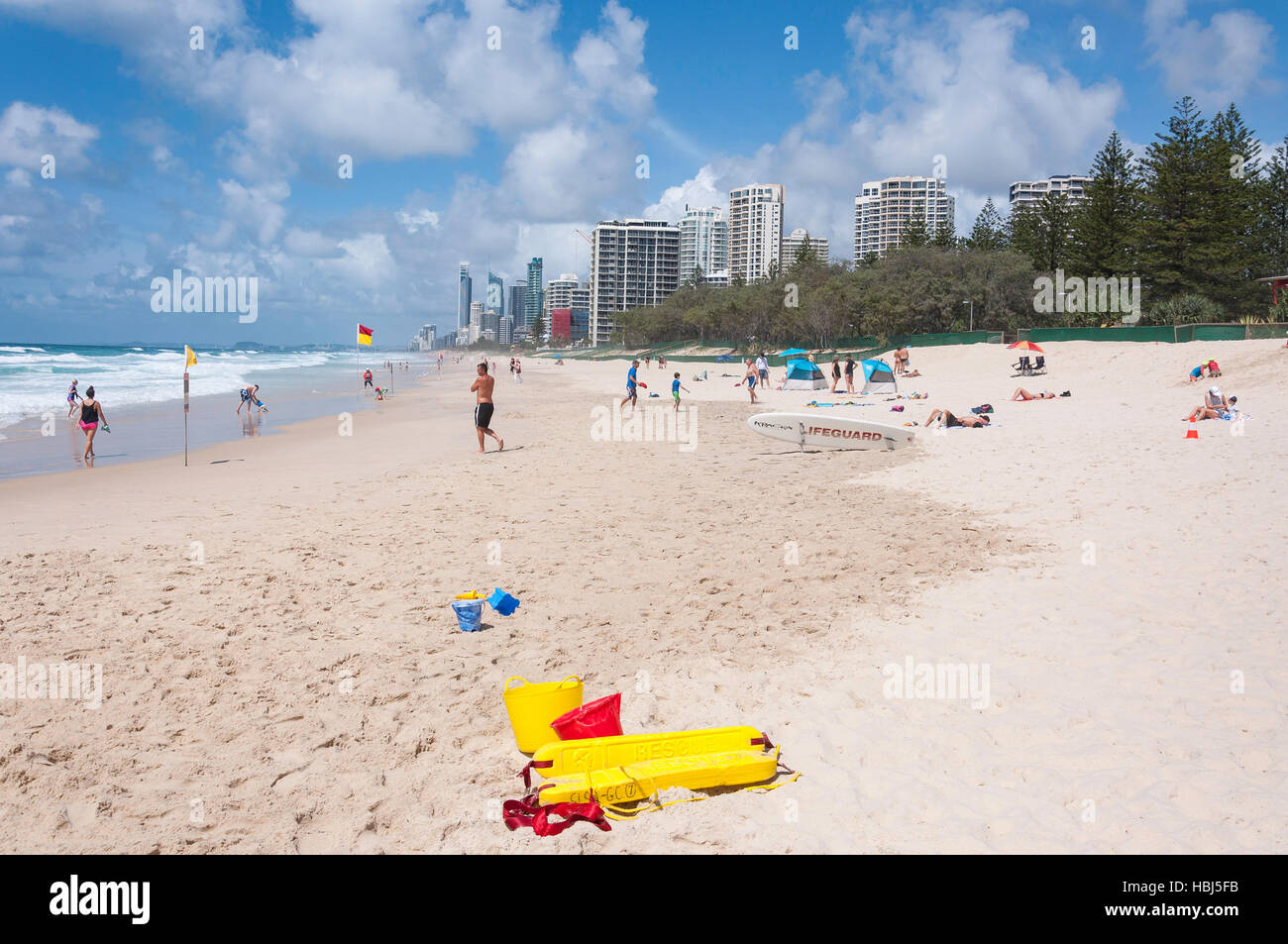 Main Beach zeigt Skyline von Surfers Paradise, City of Gold Coast, Queensland, Australien Stockfoto