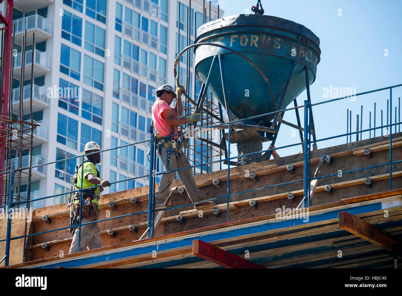 Bauarbeiter, Beton gießen. Chicago, Illinois. Stockfoto