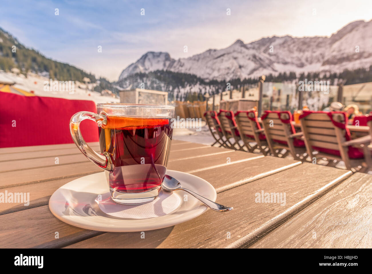 Heiße Tasse Tee im Bergrestaurant Stockfoto