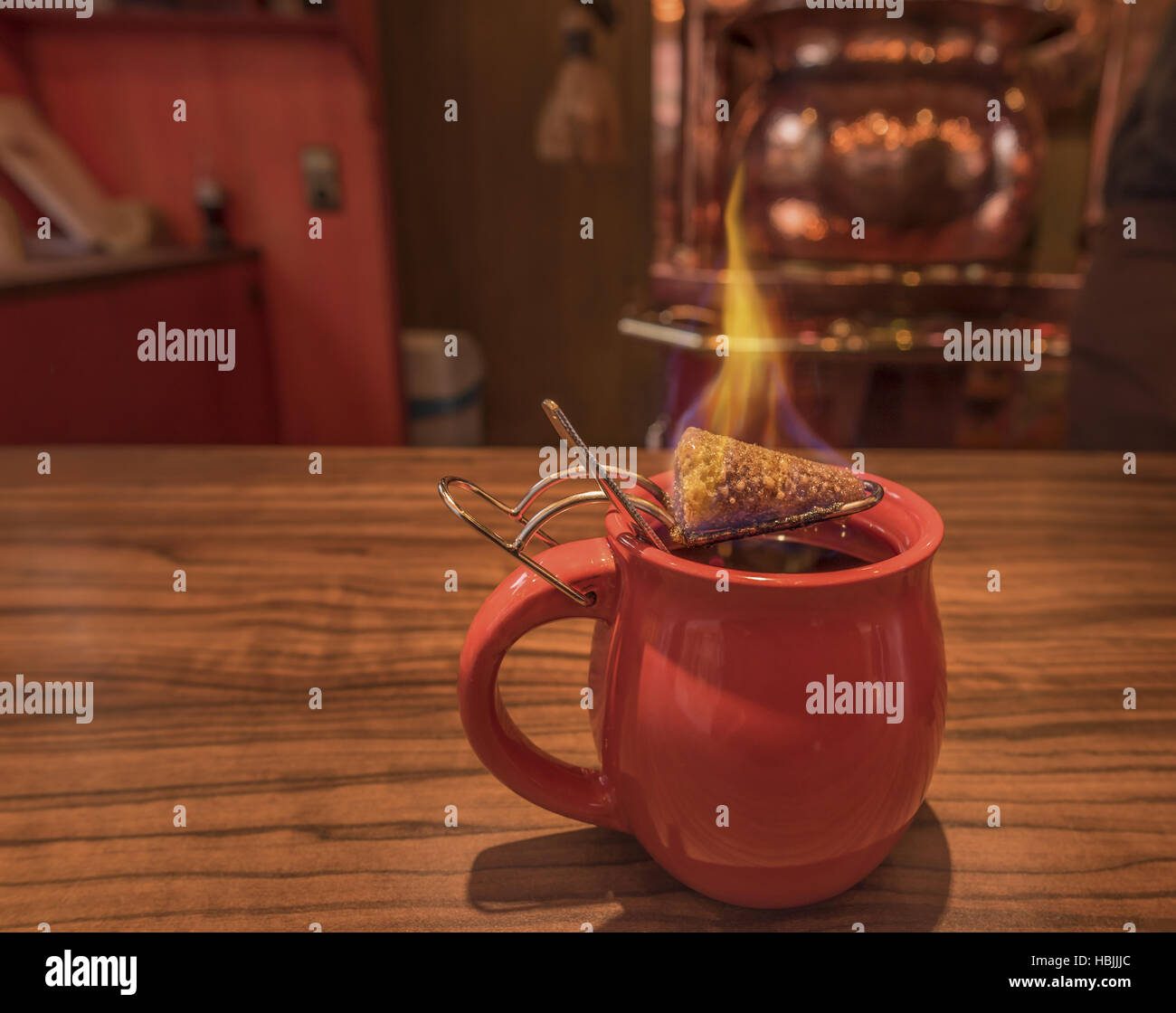 Heißes Getränk, Glühwein und brennende Zucker Stockfoto