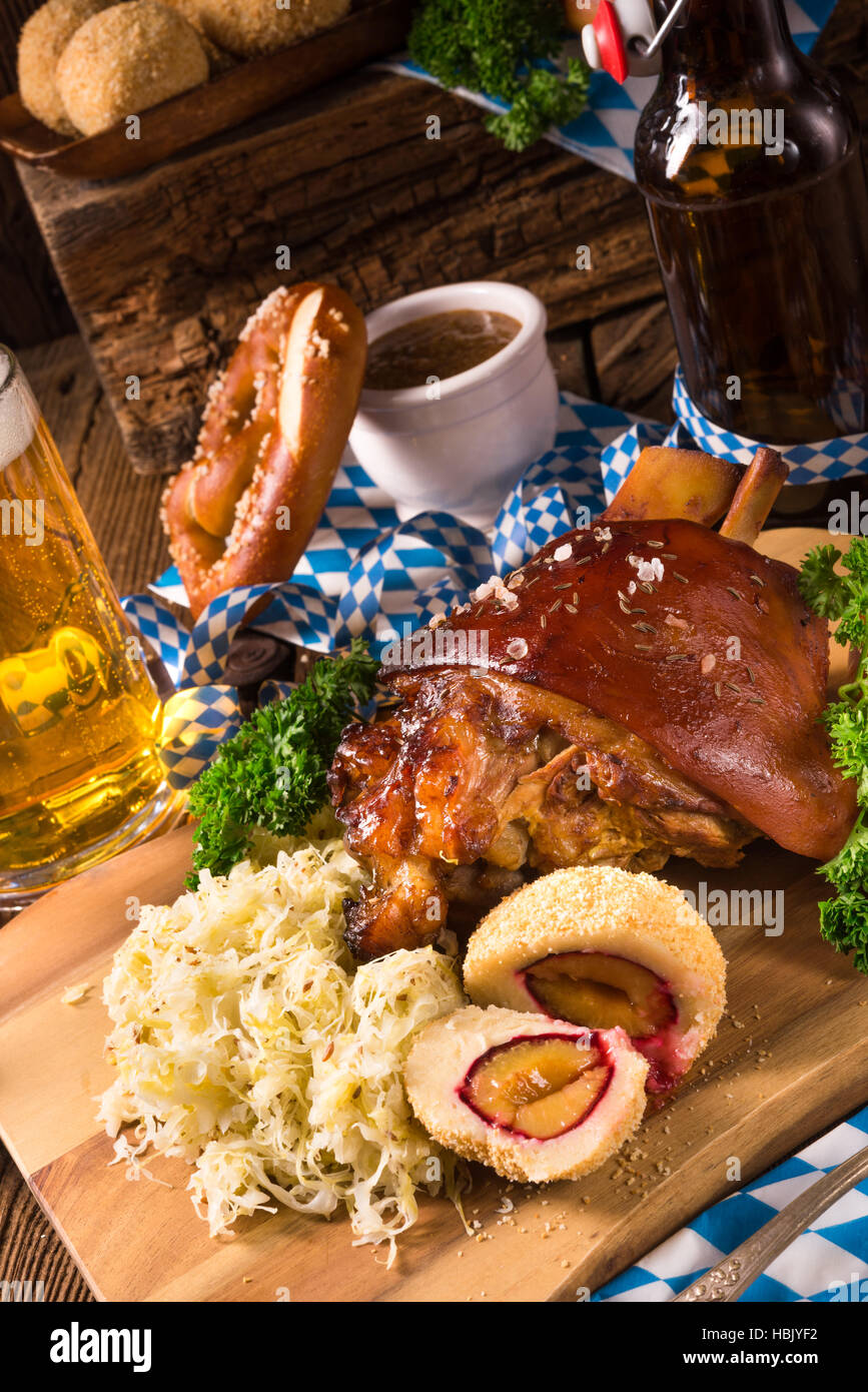 Oktoberfest-Schweinefleisch mit Sauerkraut Stockfoto