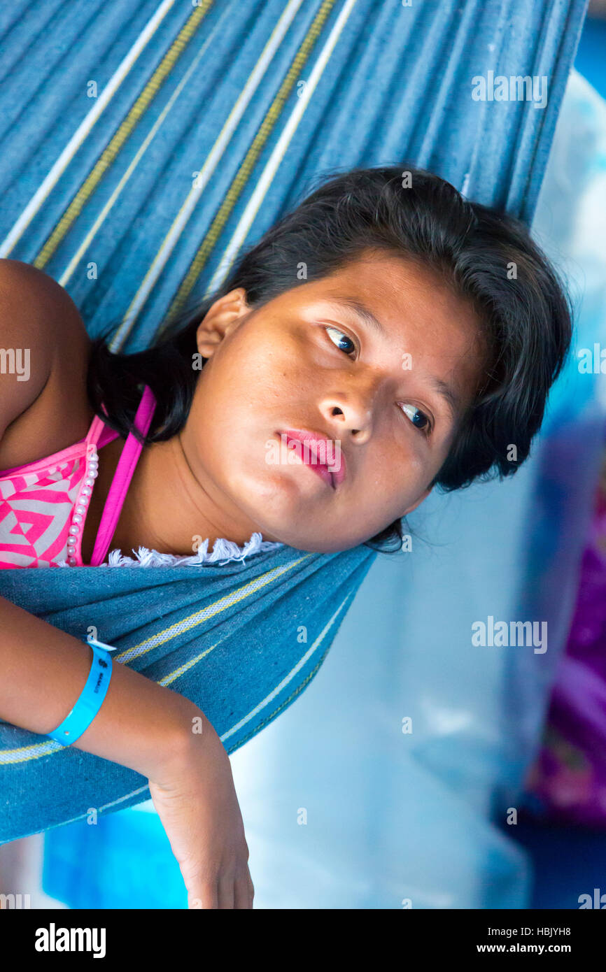 Menschen ruht in Hängematten auf Boot Passagierdecks, Brasilien Stockfoto