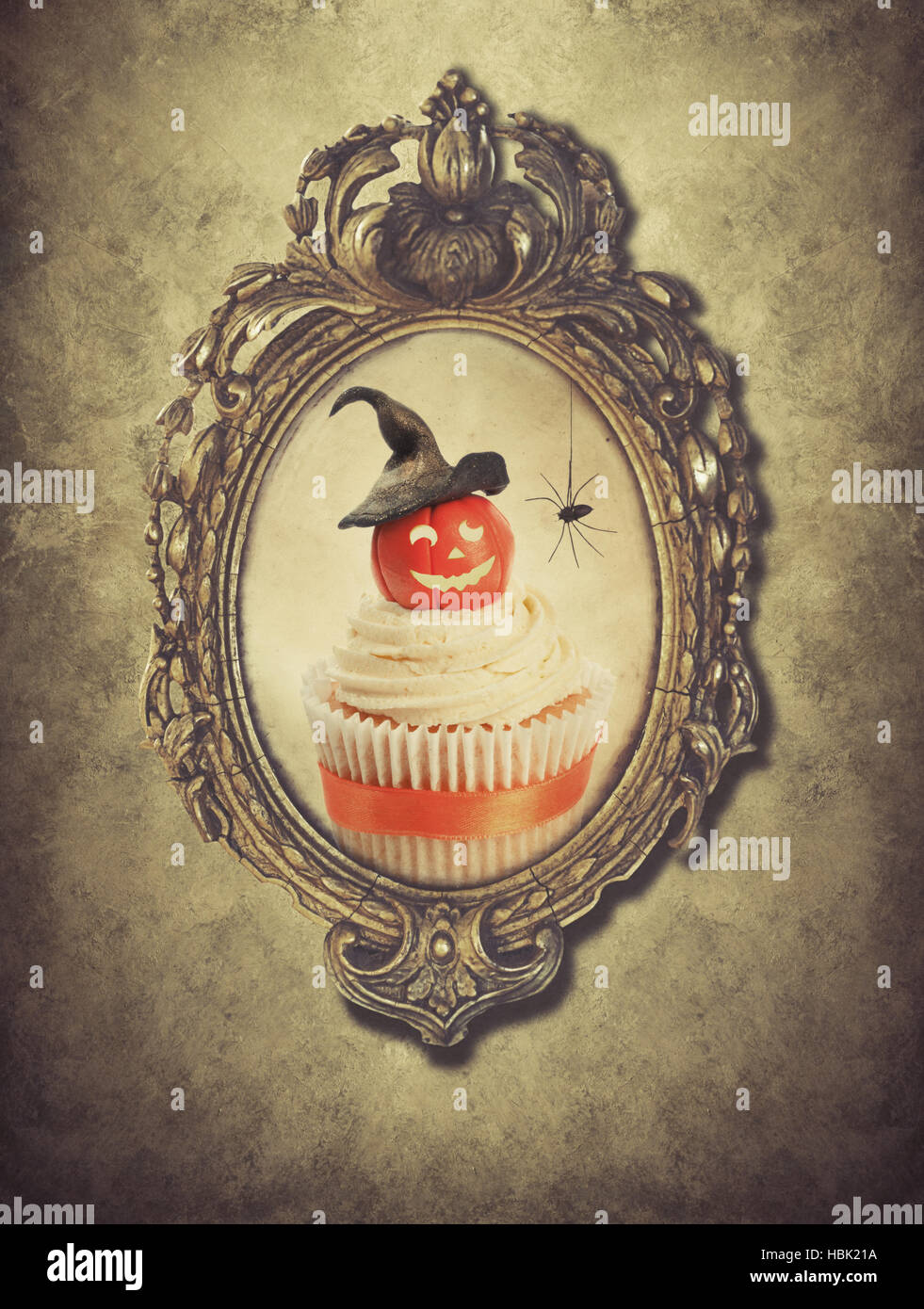 Vergoldeter Rahmen mit Halloween Cupcake und Spinne Stockfoto