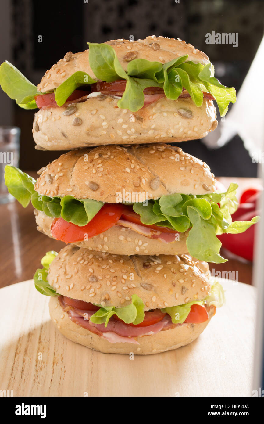 Gestapelte Sandwiches mit frisch geräuchertem Fleisch Stockfoto