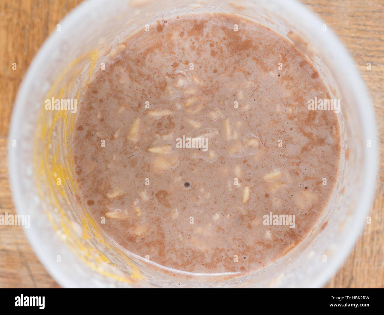 Die Draufsicht des protain Schokolade Haferflocken in der Protein Shaker Flasche schütteln Stockfoto