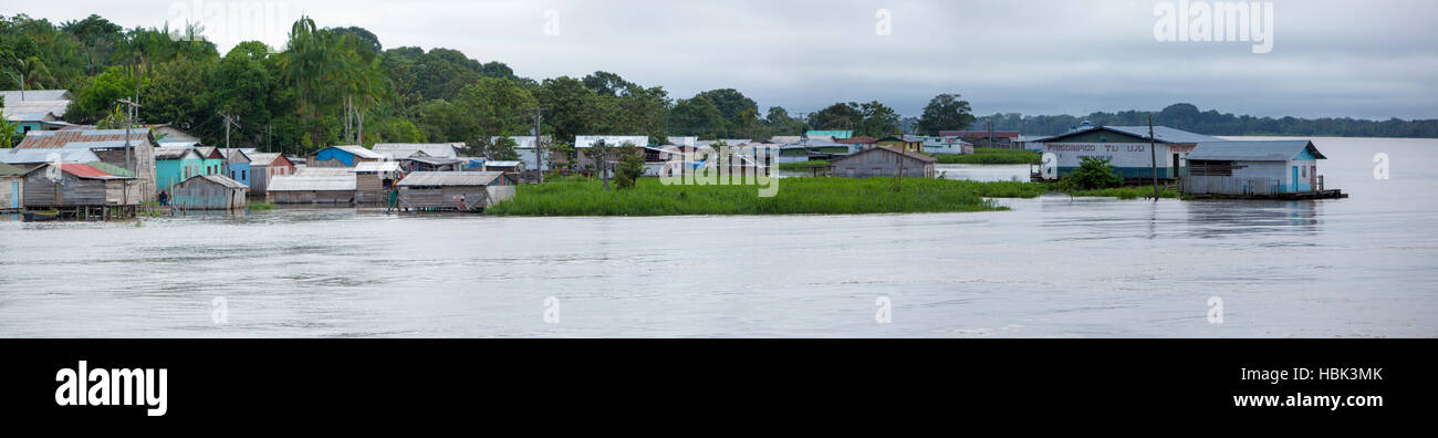 Panorama von einem Dorf auf dem Amazonas in Brasilien Stockfoto