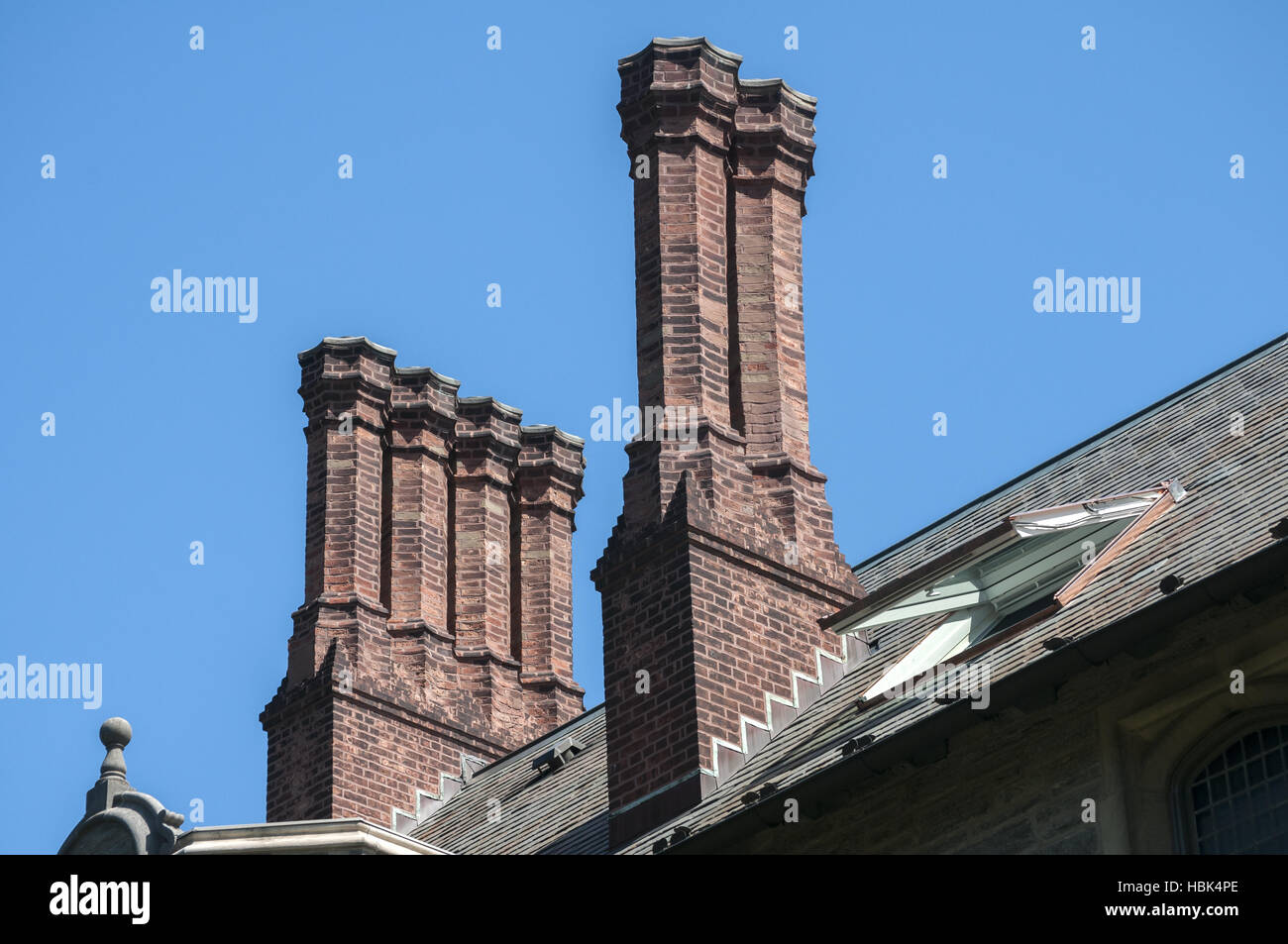 Alte gemauerte Schornsteine auf Dach Stockfoto
