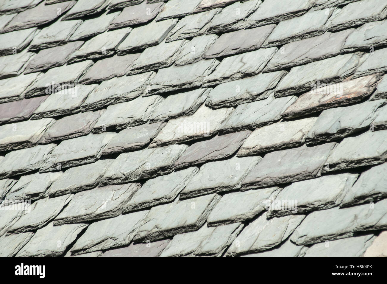 Alten Steinfliesen auf Hausdach Stockfoto