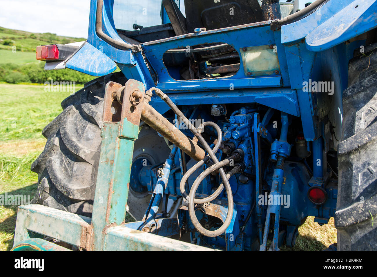 Hydraulik und Rohrleitungen am Heck eines blauen 1986 Ford 6610 Traktors. Stockfoto