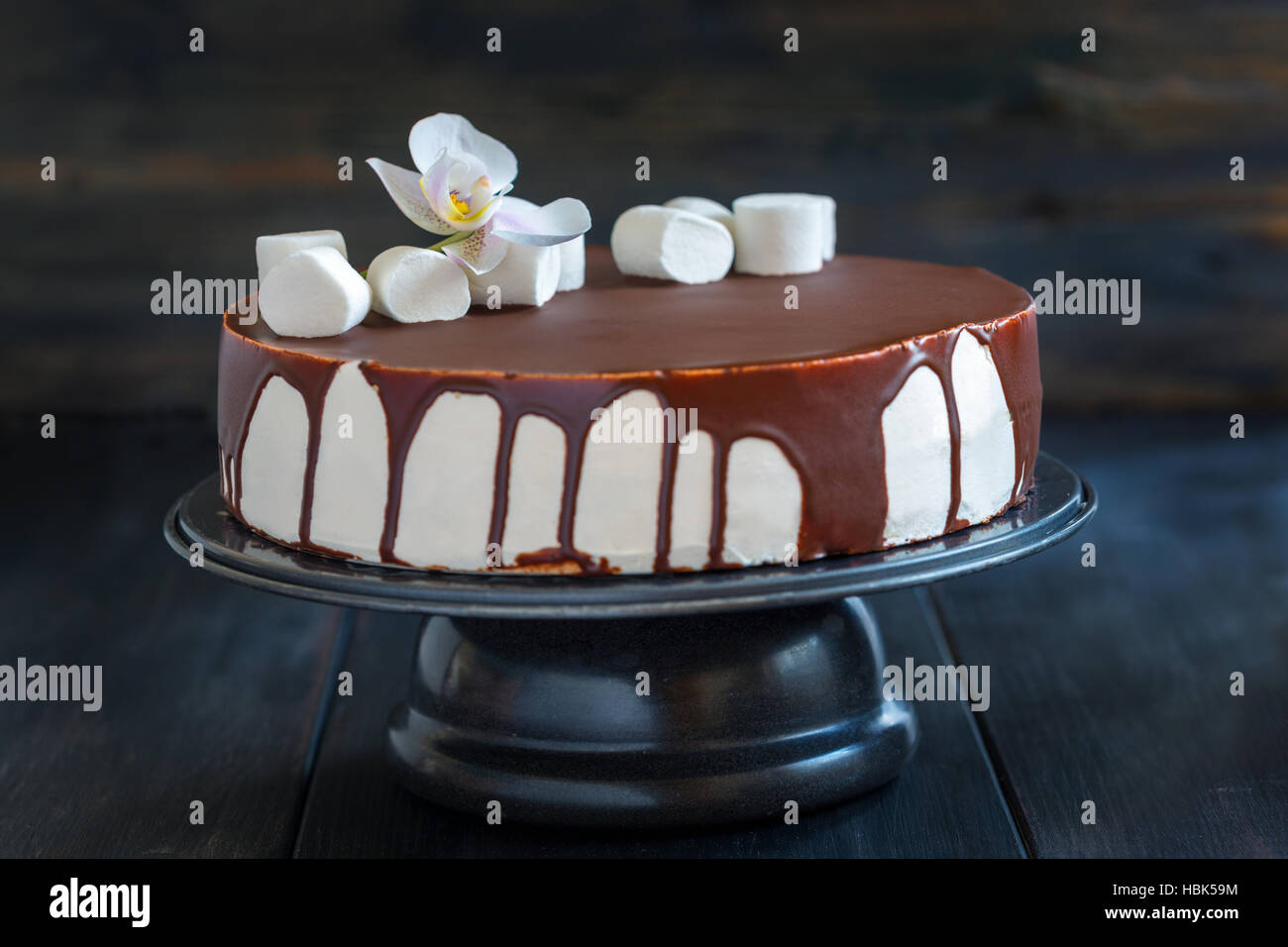 Souffle-Kuchen mit Schokoladenglasur. Stockfoto