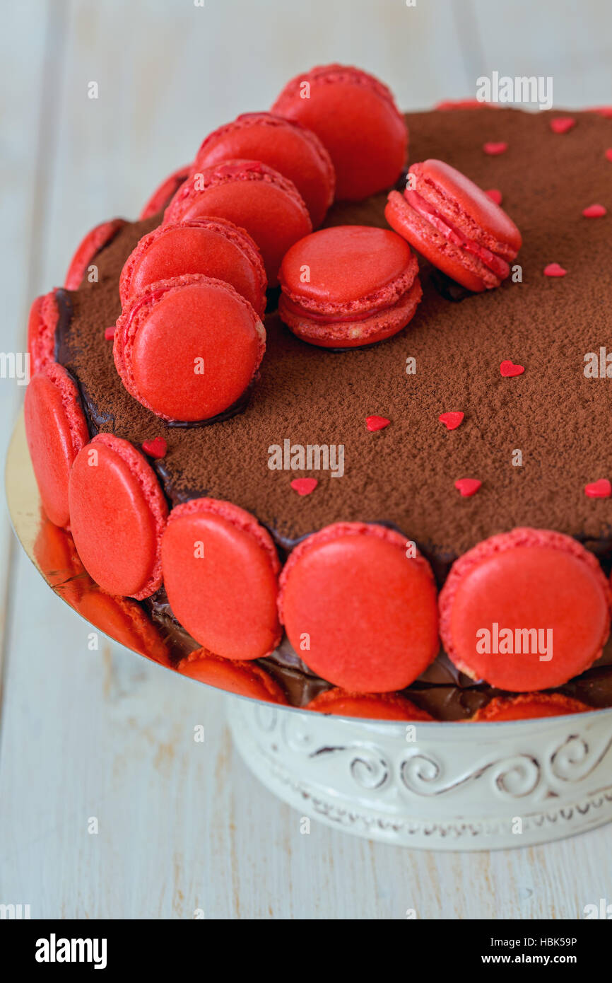 Kuchen mit roten Macarons verziert. Stockfoto