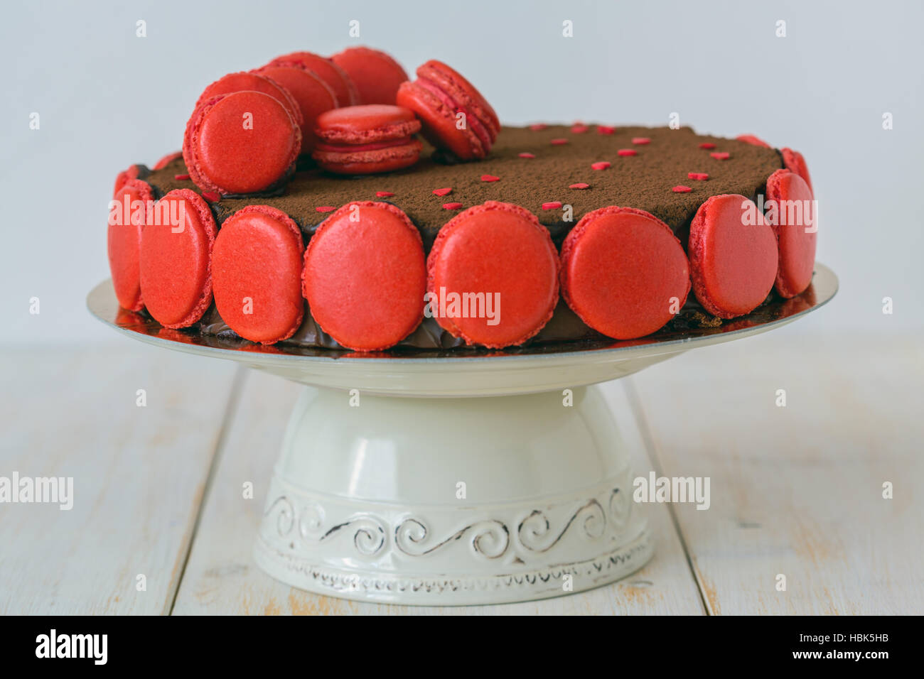 Schokoladenkuchen mit einem Dekor von Macarons. Stockfoto