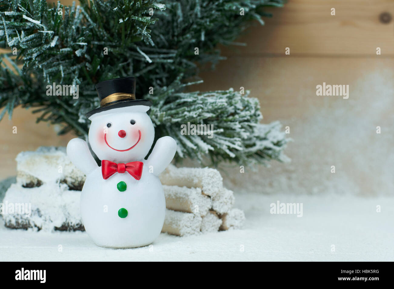 Schnee-Mann-Figur auf Schnee und Kiefer Baum. Weihnachten Deko-Konzept. Stockfoto