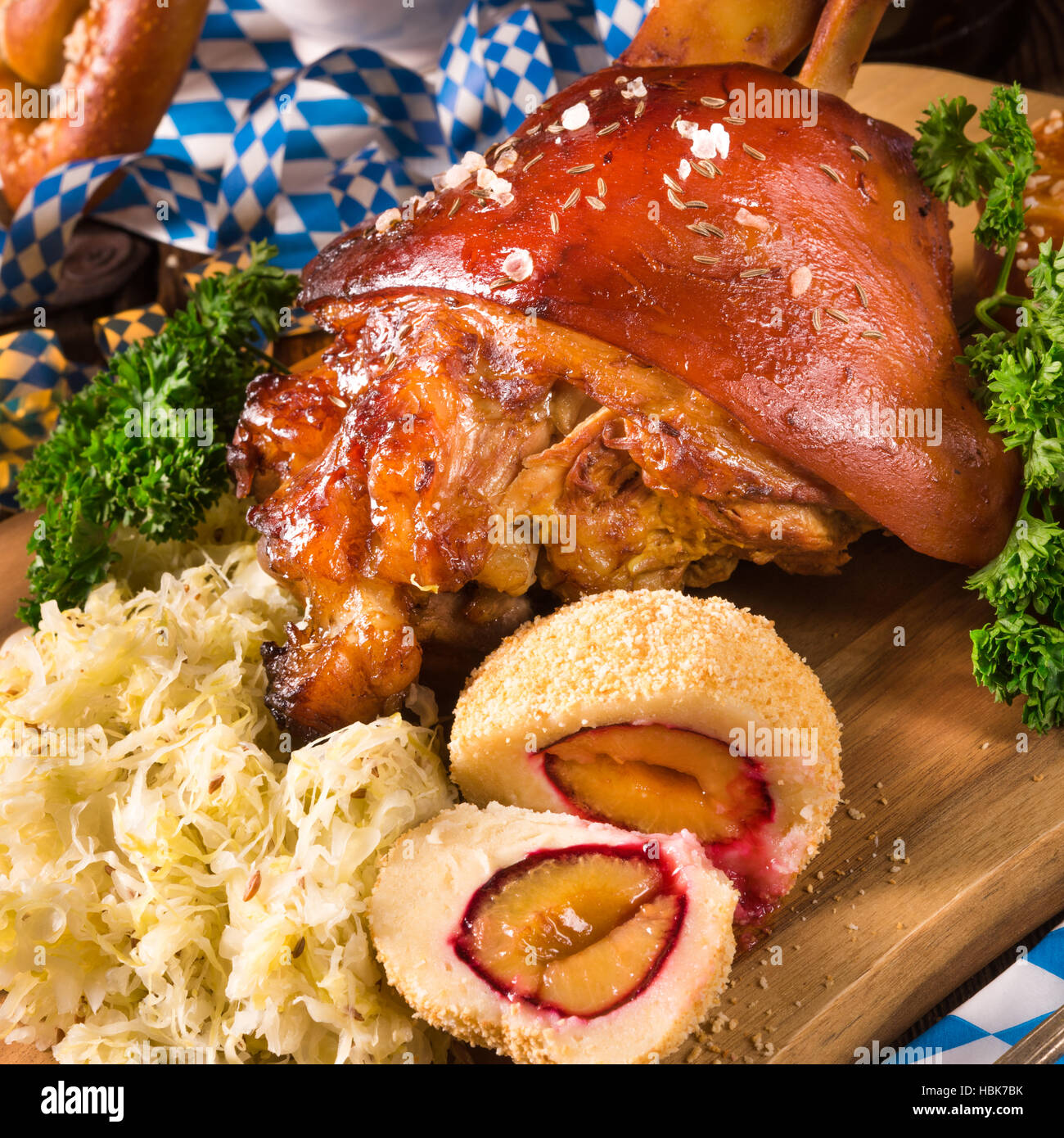 Oktoberfest-Schweinefleisch mit Sauerkraut Stockfoto